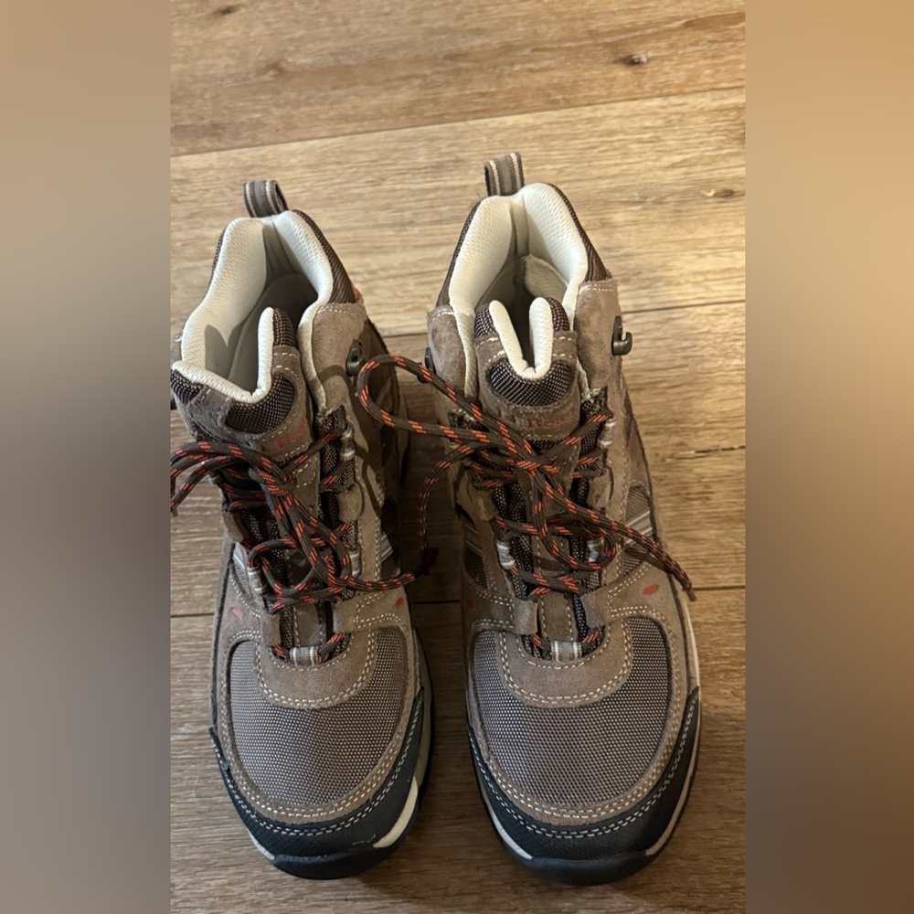 LL Bean Trail 299640
Waterproof Hiking Boots
Women's Size 10 M